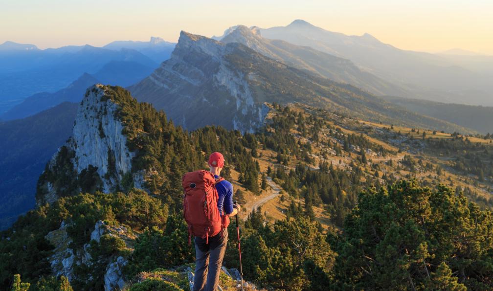 SanderStock -  Istock -  Marcheur admirant les falaise du Vercors, Moucherotte;France - La traversée intégrale du Vercors - 1