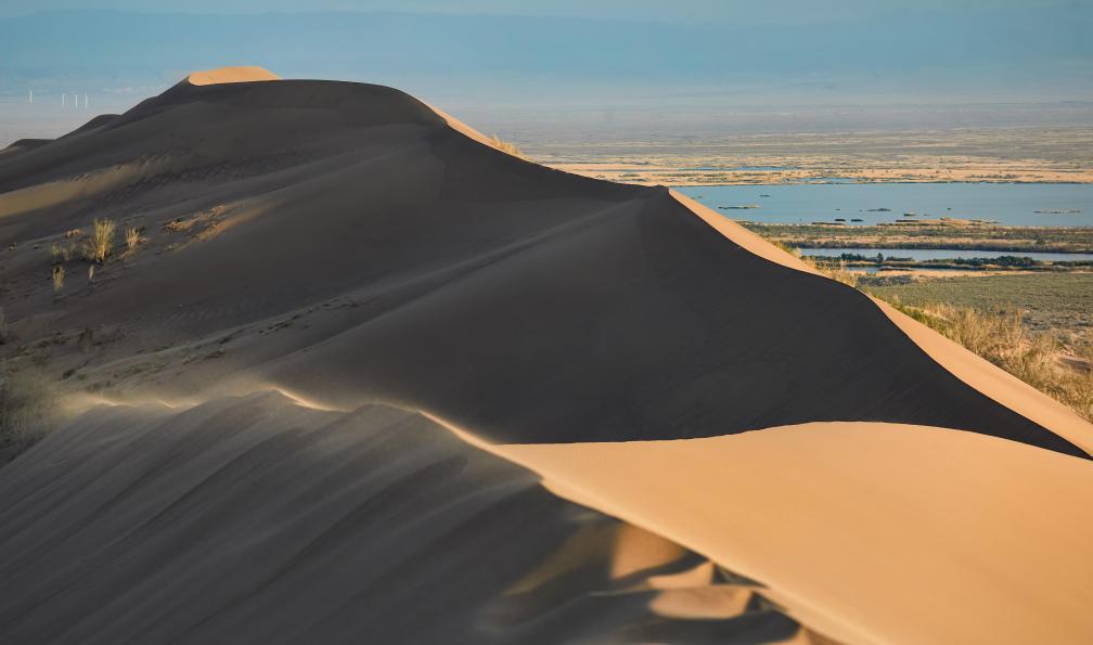 pikoso.kz - Adobe Stock - Dune chantante de sable dans le parc national d'Altyn Emel, Kazakhstan - Joyaux kazakhs & kirghizes : entre lacs et canyons - 8