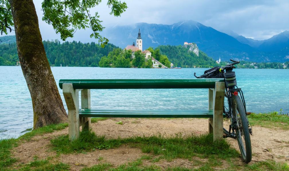 dejank1 - Adobe stock - Pause près d'un banc au vord du lac de Bled, Slovénie - Les joyaux des montagnes Slovènes à vélo - 2