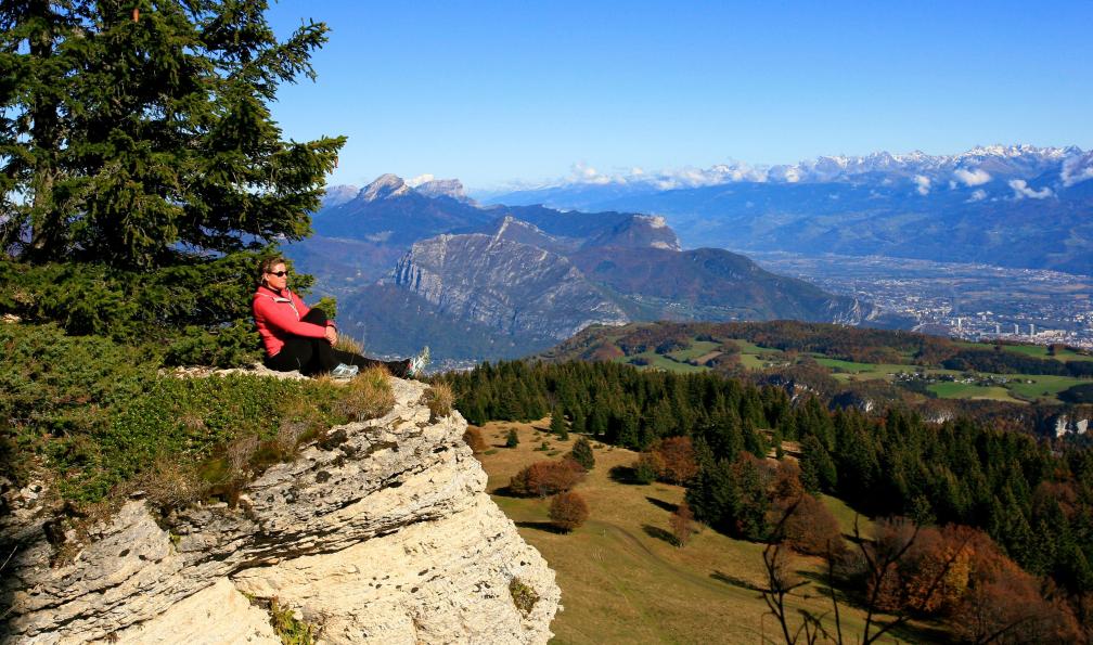 jeanmi - stock.adobe.com - Randonneuse assise sur un crète admirant le panorama, Vercors, France - Crêtes et sommets du Vercors - 10