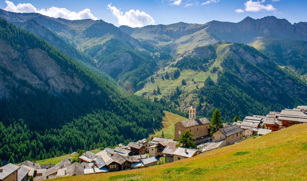 BTWImages - Adobe stock - Vue sur St Véran et les montagnes alentours, Queyras, France - Le Queyrassin - 3