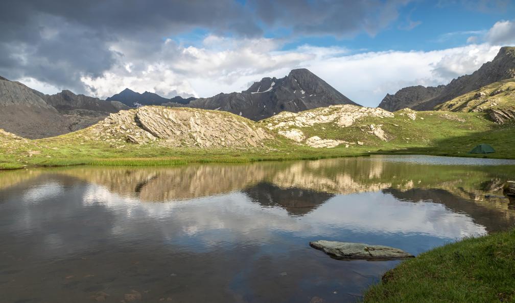 Deborde  - Jean Michel - Adobe stock - Lac de l' Eychassier et le Pain de Sucre en été, paysage du massif du Queyras, Hautes-Alpes - Le tour du Queyras classique en 6 jours - 2