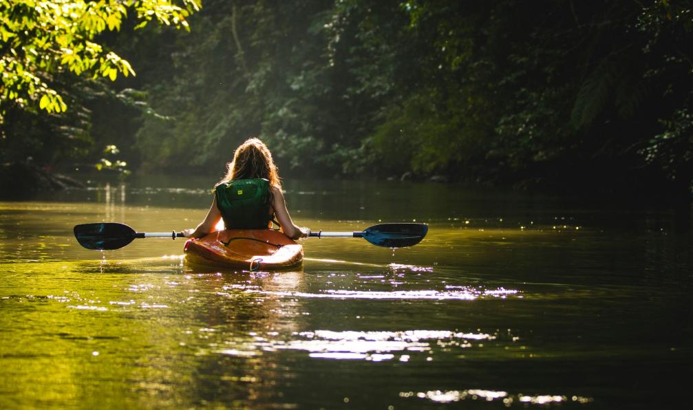 Mroz - Filip - Unsplash - Femme en kayak au Costa Rica - Multi-activités du Pacifique aux Caraïbes - 4