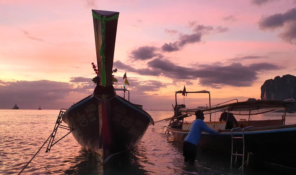 Célia - Noël - Coucher de soleil sur la baie de Phang en Thaïlande. - Les mille et une facettes de Thaïlande - 10