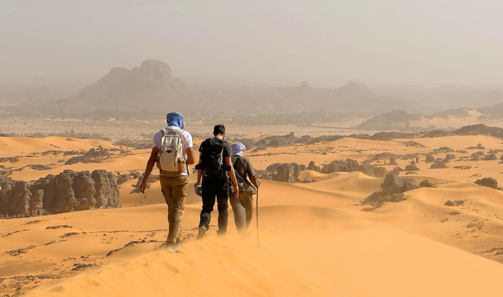 Bréan - Alexandre - Randonneurs sur une crète de dune de l'Erg de Tisras, Algérie - Sables et canyons des Ajjers - 7