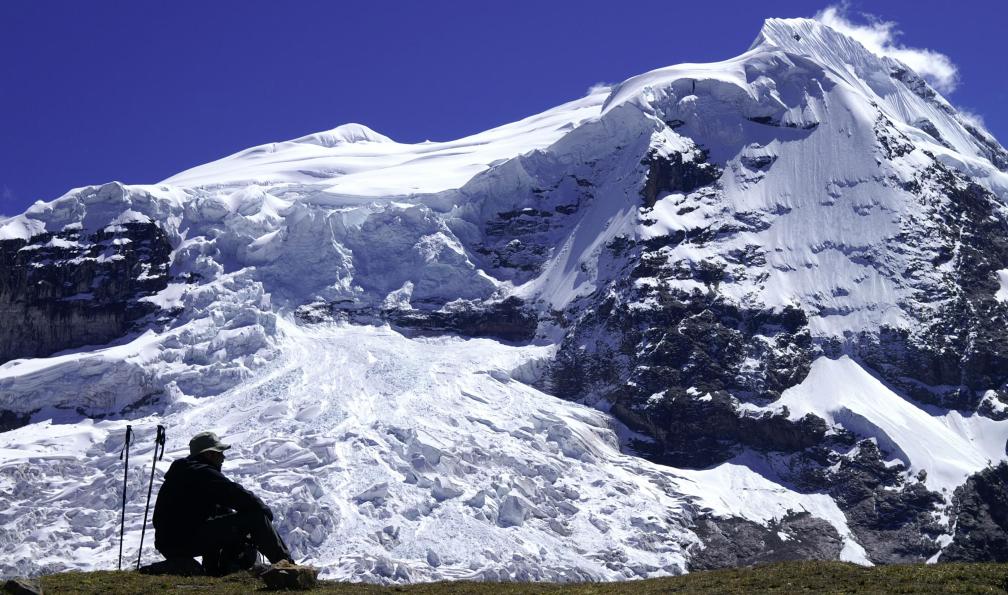 Istock -  Randonneur devant l'Ausangate, Pérou. - Tour de l'Ausangate et cordillère Blanche - 7