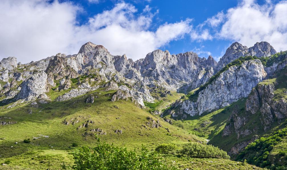 Jose Aldeguer - Adobe Stock - Vue panoramique sur le parc national des Picos de Europa, Espagne. - De la mer aux Picos de Europa - 8