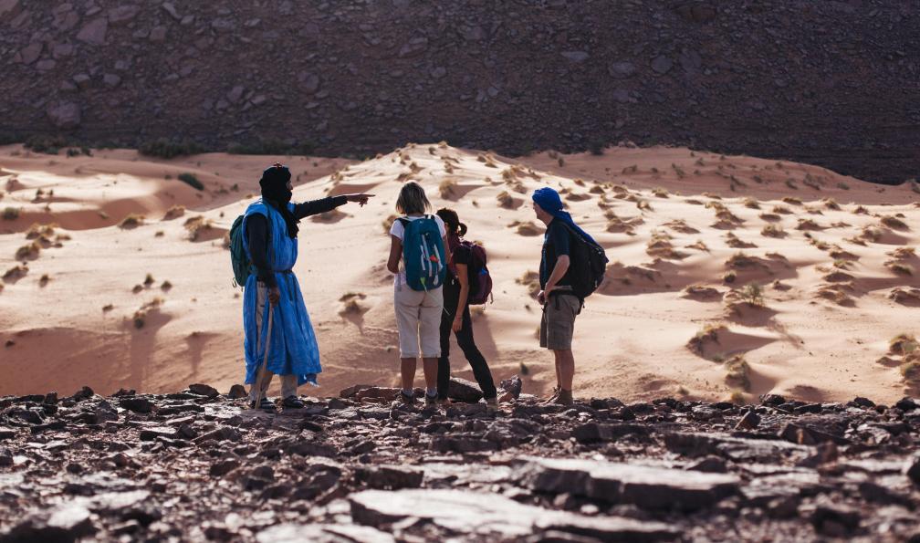 Vaudaux -  Jérémie -  Guidant montrant au groupe le paysage du désert de l'Adrar;Mauritanie - La grande traversée Adrar-Tagant - 5