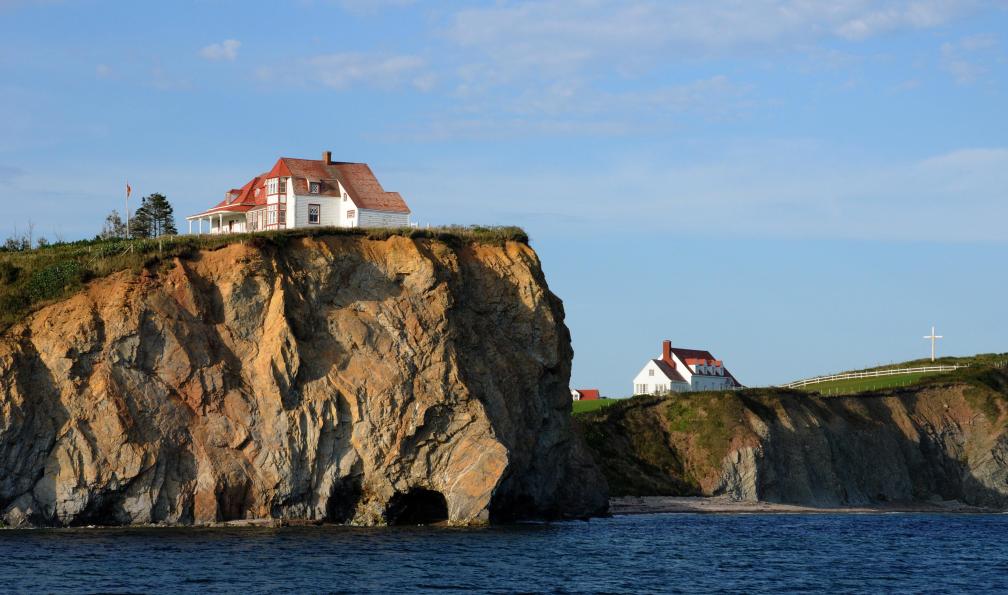 PackShot - Adobe Stock - panorama sur les habitations typiques de la cote Percé en Gaspésie au Canada. - Québec, la belle province - 8