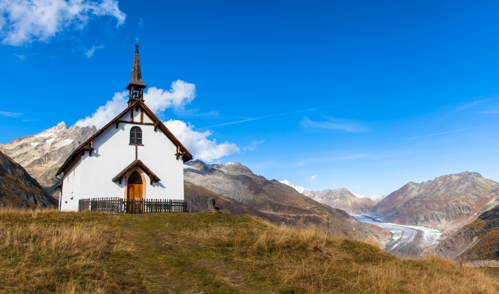 VogelSP -  istock -  Chapelle près du glacier d'Aletsch dans les Alpes suisses, Suisse - Rando-forme dans le Valais - 4