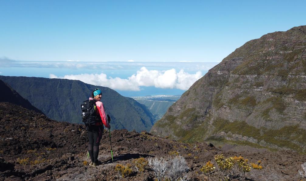 Briatte -  Tiphaine -  Remparts des sables, randonneuse dans la descente de la ravine du Grand Sable, La Réunion, France - De Mafate au Piton des Neiges - 3