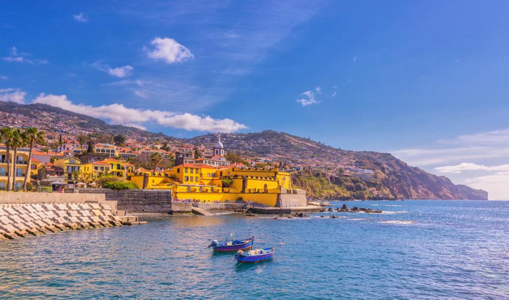 Juergen Sack -  istock -  Front de mer de Funchal, Madère - Entre terre et mer : Madère à vélo  - 1