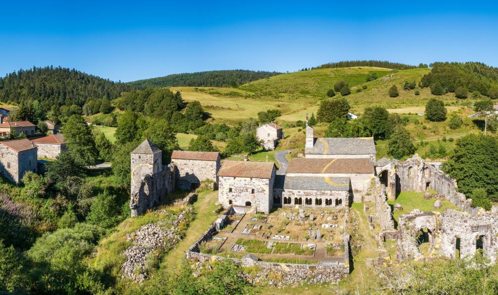 Criley - Adobe Stock - Le village de Mazan-l'Abbaye, ardèche, France - GR7 : sources de la Loire et volcans d'Ardèche - 5