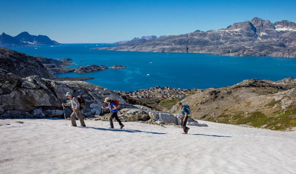 Arctic Hiking -  Gunilla Lindh -  Marcheurs au sommet d'un fkord et d'un village côtier;Groenland
ATTENTION UTILISATION UNIQUEMENT POUR LES CIRCUITS T6IB, T61V, T63P - Trek en terre Inuit - 2