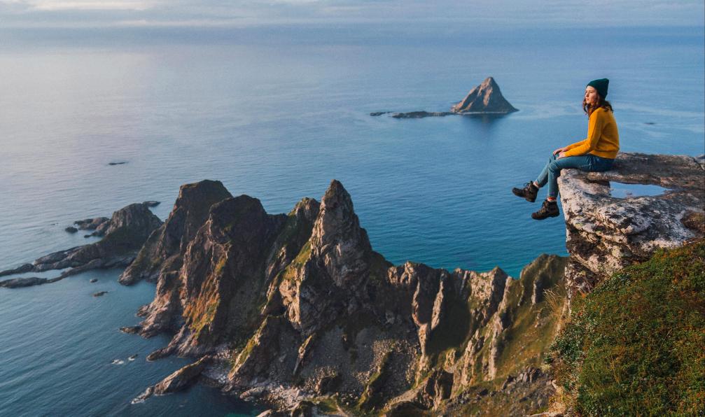 Oleh_Slobodeniuk -  Istock -  Femme assise et admirant la vue, îles Lofoten - Senja, Vesterålen et Lofoten - 2