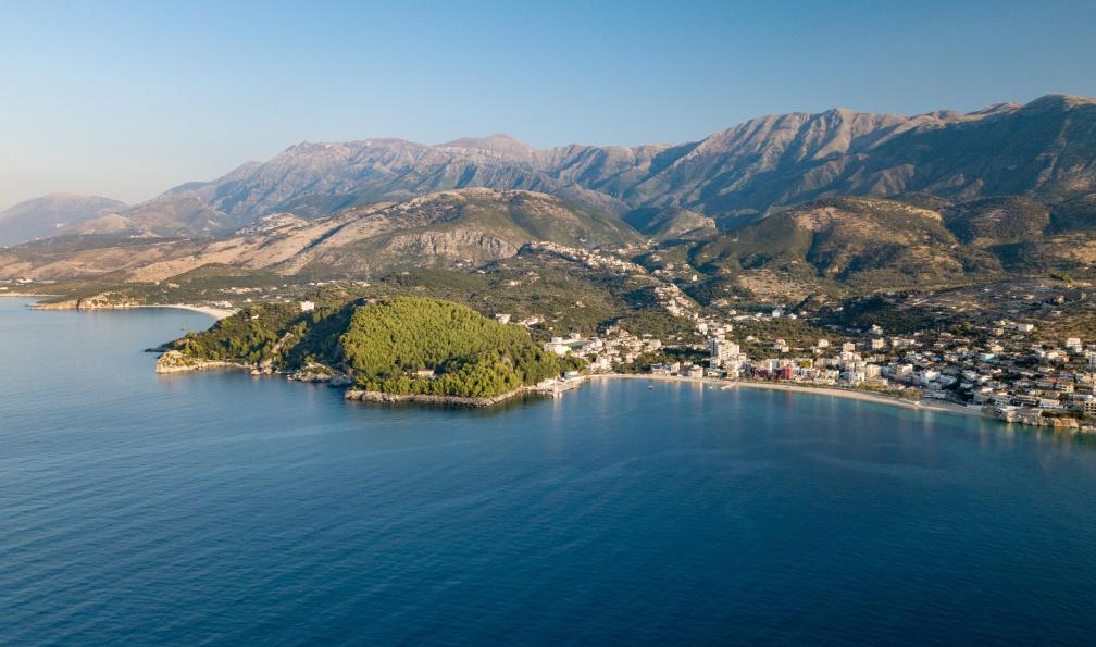 A Daily Odyssey - Adobe stock - Vue aérienne d'Himara (Himare) située le long de la Riviera albanaise, Albanie - La trilogie des Balkans - 9