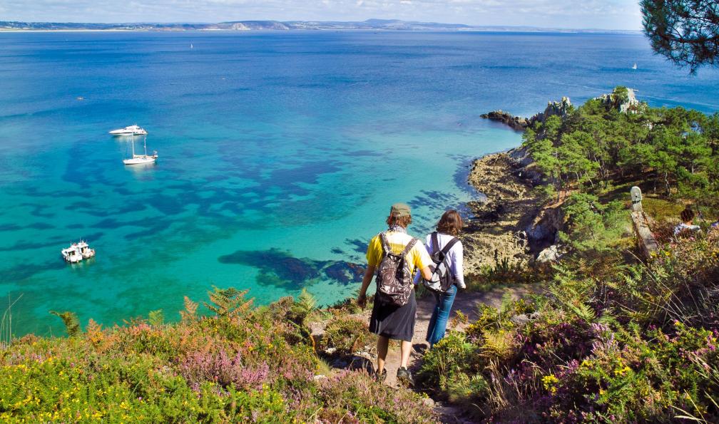 Morgat -  Fotolia -  Randonneurs le long de la côte, Crozon, Finistère, Bretagne. - Côtes sauvages du Finistère - 4