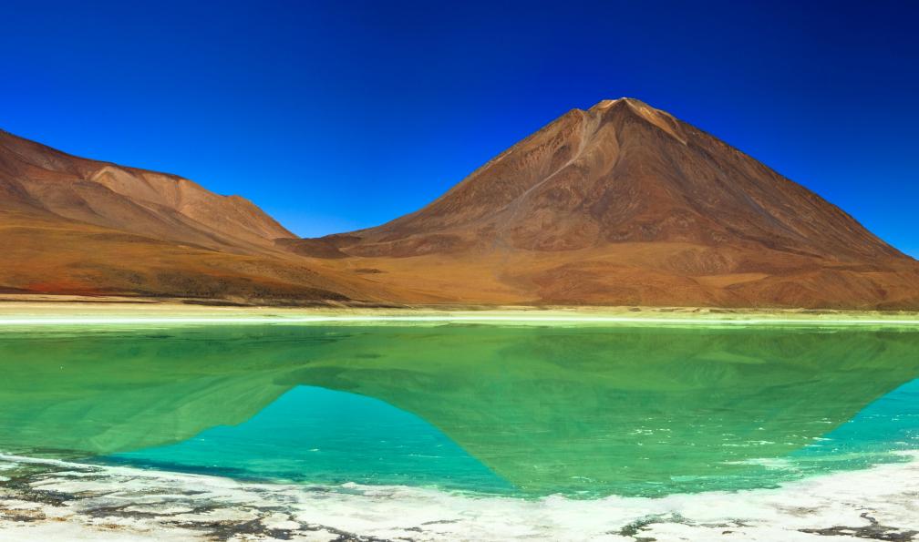gcoles -  Istock -  Panorama du volcan Licancabur et de Laguna Verde, Bolivie.  - Désert d'Atacama, salar d'Uyuni et île de Pâques - 7