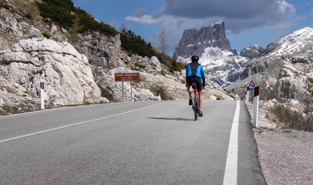 Green - Harry - Adobe Stock - Cycliste en approche du sommet du col de Valparola dans les Dolomites, Italie - Le grand tour des Dolomites à vélo - 1