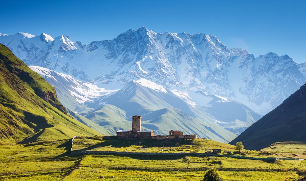 Leonid Tit - Adobe stock - Vue sur le village dOuchgüli au pied du mont Shkhara et l'église de Lamaria Jgrag, Svanetie, Géorgie - Géants de glace de Svanétie - 1