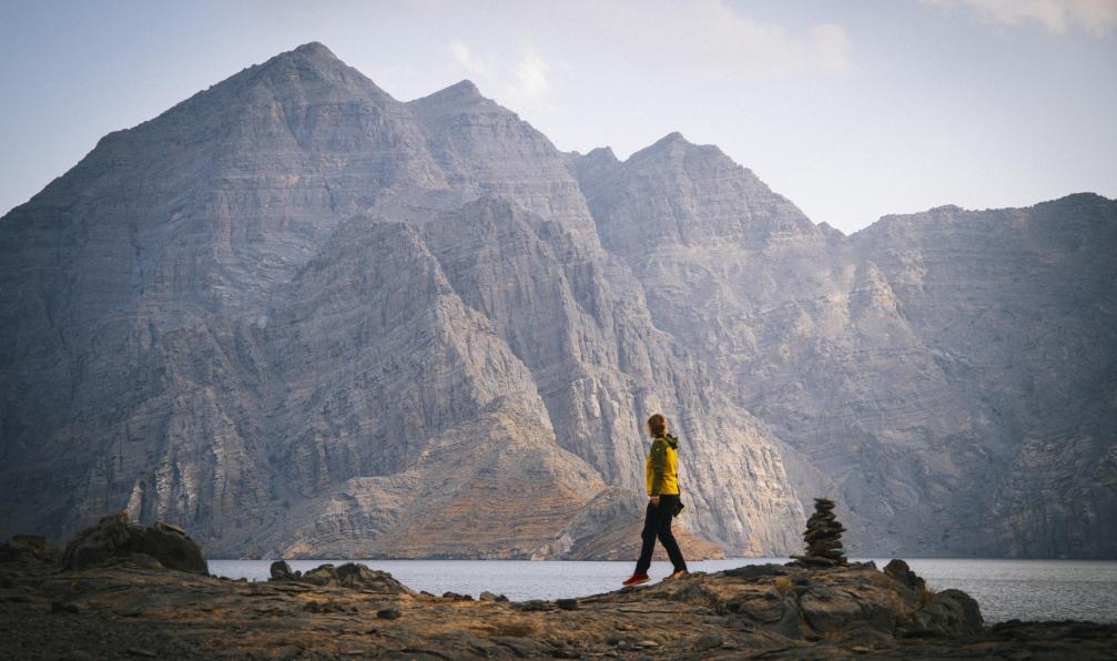 Ferrand -  Clara -  Randonneuse face aux montagnes des fiords de l'Oman, Émirats arabes unis  - Trek et kayak au Musandam - 9