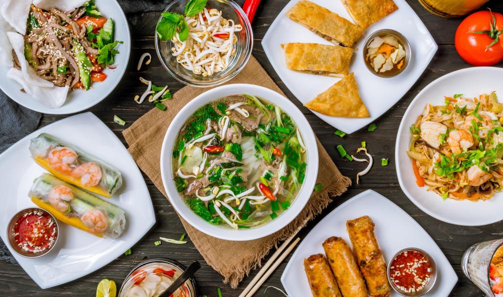 bbivirys - AdobeStock - Assortiment de plats vientnamien, Pho ga, pho bo, nouilles, rouleaux de pringtemps, Vietnam - Vietnam et Cambodge: les incontournables à vélo - 2