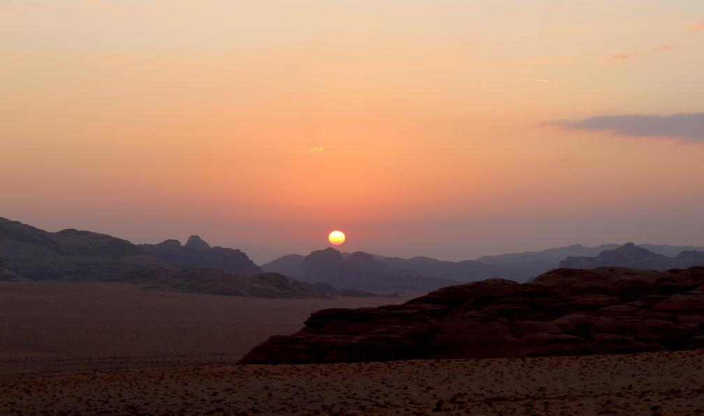 Gramusset - Maureen - couché de soleil dans le Wadi Rum, désert sauvage protégé, Jordanie - Canyons verdoyants, cité rose et voûte céleste  - 11
