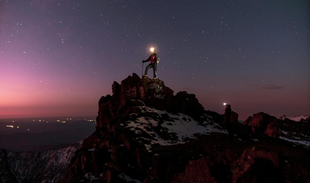 mads-schmidt-rasmussen - Unsplash - Alpiniste en ascension du Toubkal dans le jour qui commence à peine à se lever, Toubkal, Maroc - Toubkal à mon rythme - 7