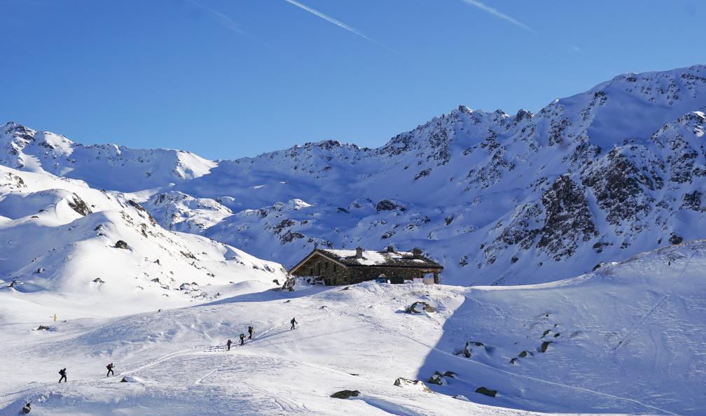 Mojito Trailprod - Skieurs arrivant au refuge de Terre Rouge sur le tour du Mont Thabor, Alpes, France - Les sommets du Thabor à ski de randonnée - 9