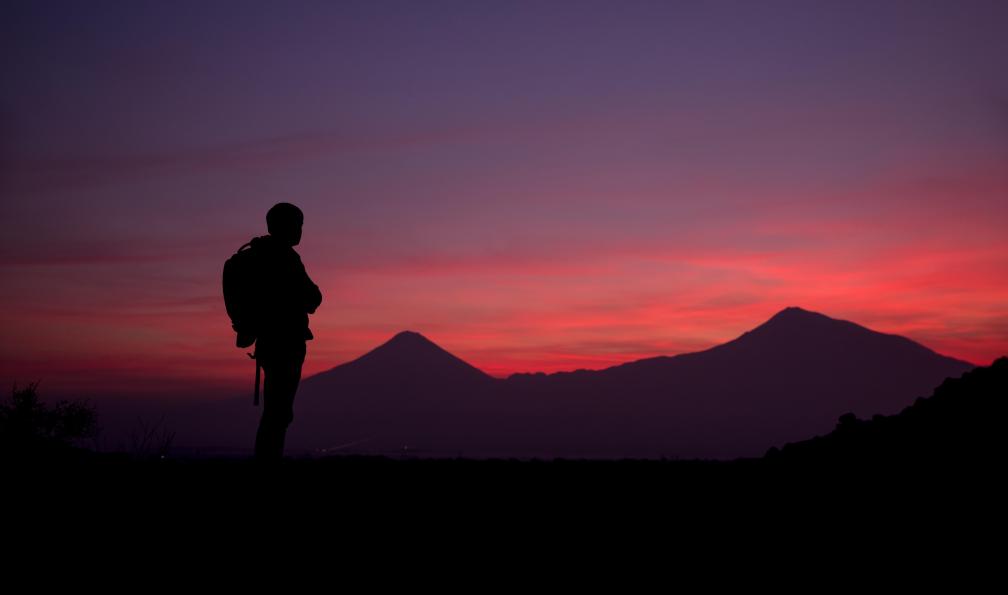 Daniel - Randonneur devant les montagnes au coucher de soleil, Ararat, Turquie - Aux portes du ciel : Cappadoce, Taurus et Ararat - 10
