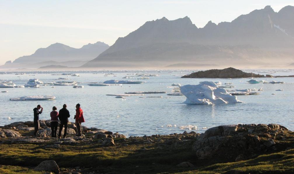 Randonneurs au bord d'un fjord, icebergs, Groenland Est. - Trek en terre Inuit - 4