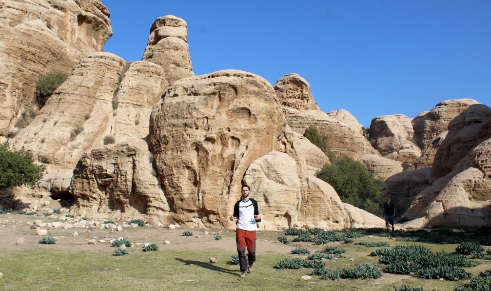 Gramusset - Maureen - Personne qui marche dans la vallée de Dana, réserve naturelle, Jordanie - Pétra & Wadi Rum: duo d'Orient - 5