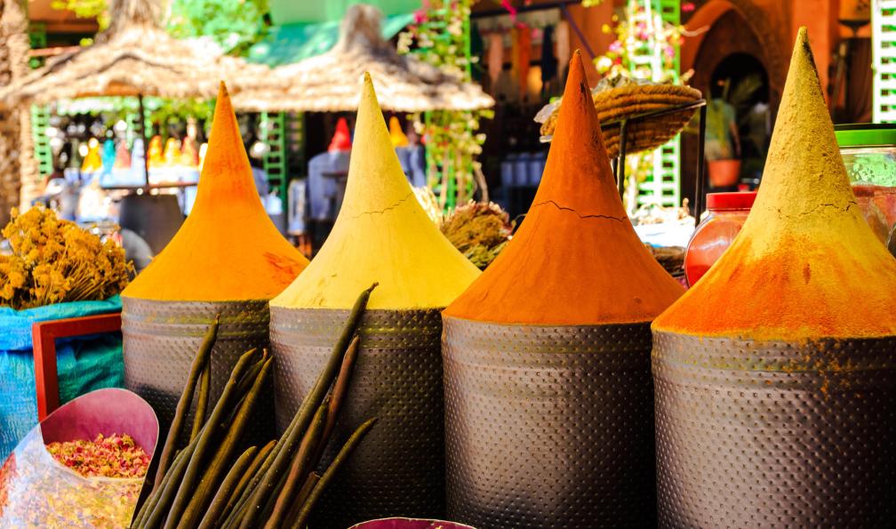 takepicsforfun -  Istock -  Étal d'épices marocaines à marrakech, Maroc - Villages berbères et Océan - 11