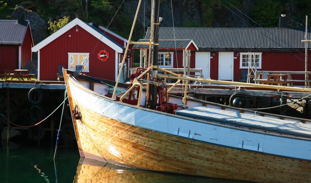 Garioud - Nadège - Bateau de pêche et rorbus dans le village de Nusfjord, Lofoten, Norvège - Lumières et couleurs des Lofoten - 3