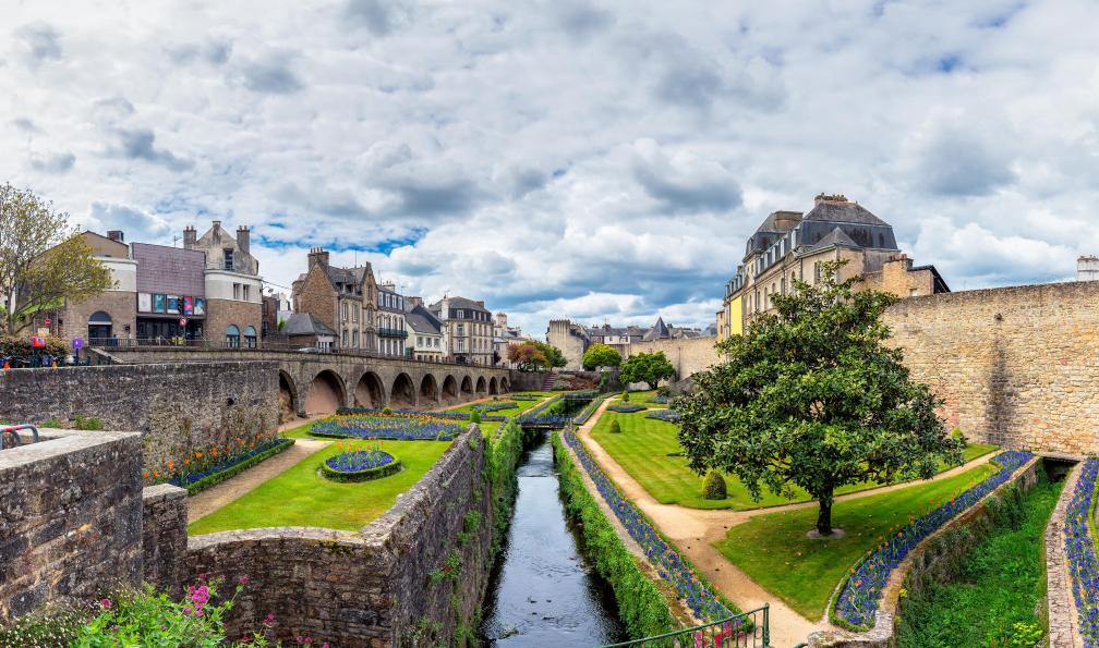 DaLiu -  Istock -  Murs de la vieille ville et les jardins à Vannes;France - Le tour du Golfe du Morbihan - 7