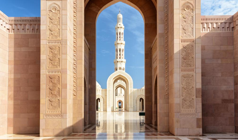 Efired - Adobe stock - La Grande Mosquée, son minaret vue des arches du Sultan Qaboos, Oman - Le Rub Al Khali et ses dunes infinies - 2