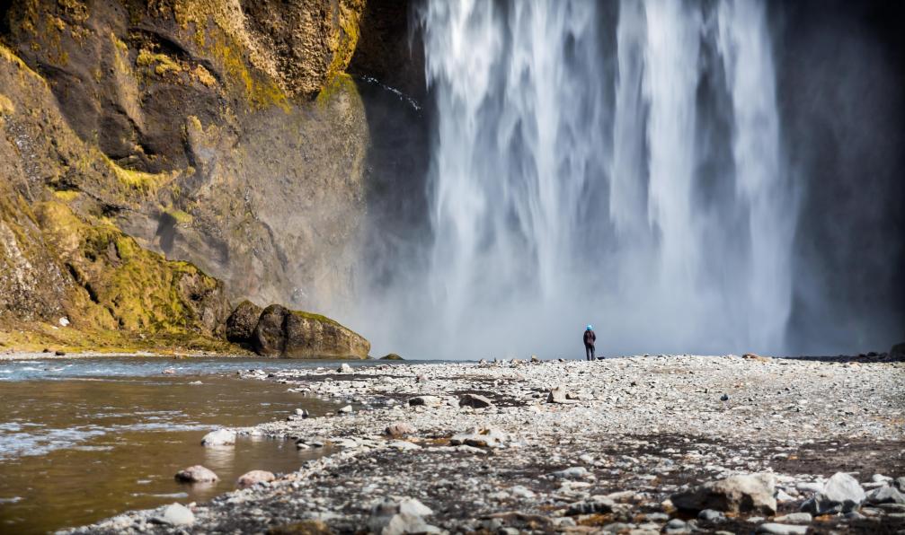 Brunner - Tovias69 - Pixabay - Randonneur devant les eaux de la cascade de Skogafoss, Islande - Entre terre et mer islandais - 8