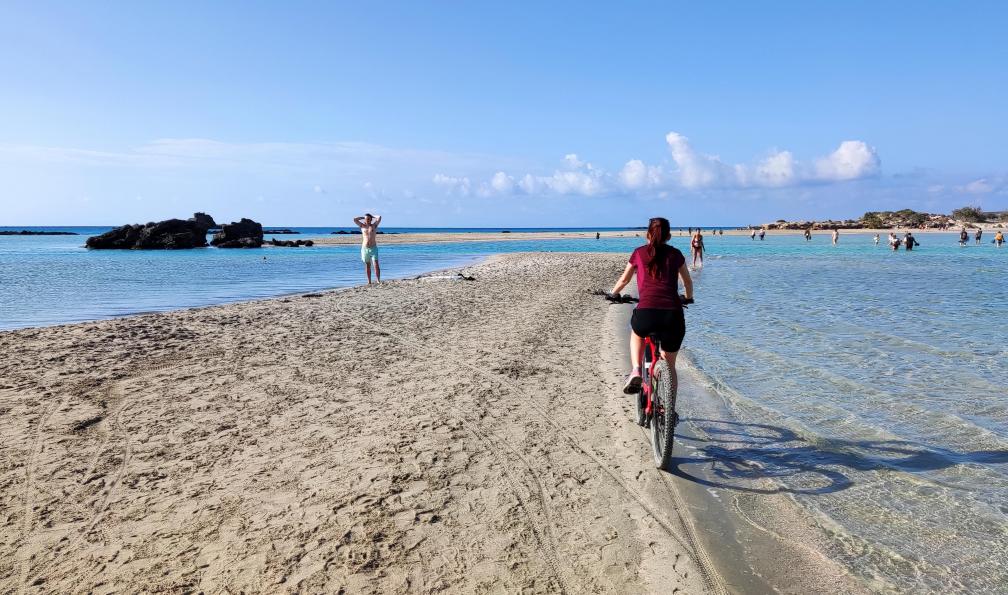 Montani -  Vincent -  Vététiste roulant dans le sable en bord de mer, Crète - Des montagnes à la mer : la Crète à vélo - 11