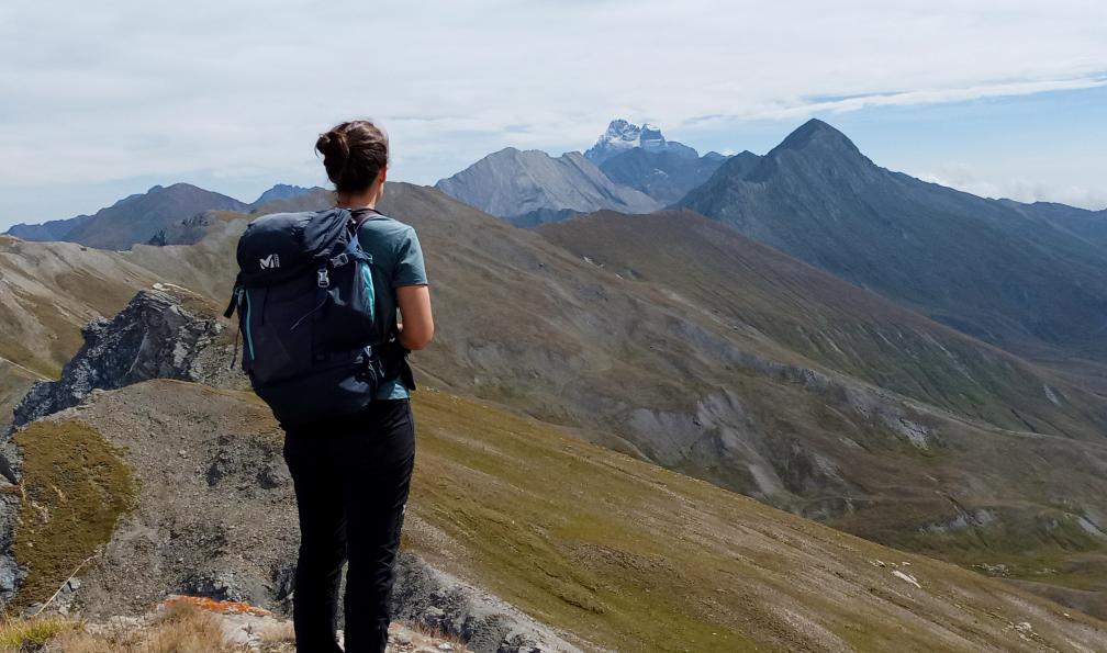 Wadbled - Coralie - Randonneuse sur la crête du Petit Rochebrune, Queyras , Alpes, France - Le Queyras hors des sentiers battus - 3