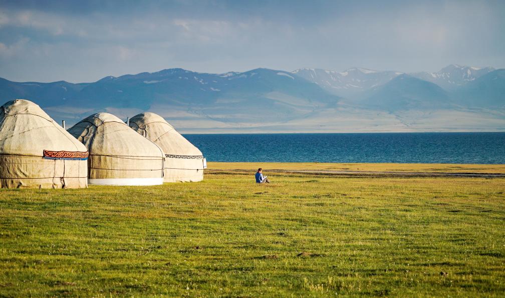 Wit.Siri - Stock Adobe - Repos près des yourtes du lac Song Kul au coucher du soleil, Kirghizistan - Trilogistan, la grande traversée d'Asie Centrale - 1