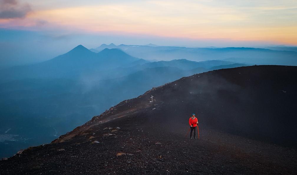 Dimitry B - Unsplash - Randonneur en ascension sur les pentes du volcan Acatenango au lever du soleil, Guatemala - La symphonie volcanique guatémaltèque - 9