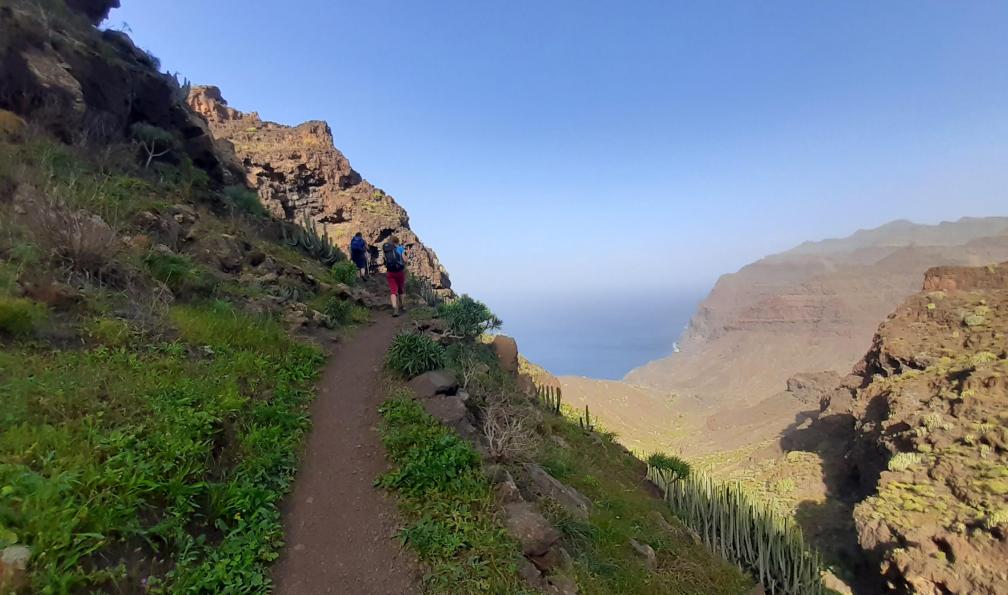 Mandou -  Alicia -  Randonneurs sur un sentier de barranco Playa de Guigui, Gran Canaria - Les richesses de Gran Canaria - 3