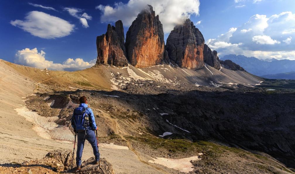 Stefan Wille -  istock -  Randonneur arrivant à tre cime di lavadero, Italie - Dolomites : raid au coeur des cimes - 6
