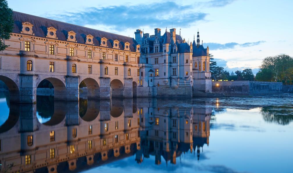 Pizzotti - Massimo - Adobe Stock - Château de Chenonceau à la tombée de la nuit, France - De Tours à Angers, à vélo au fil de la Loire - 2