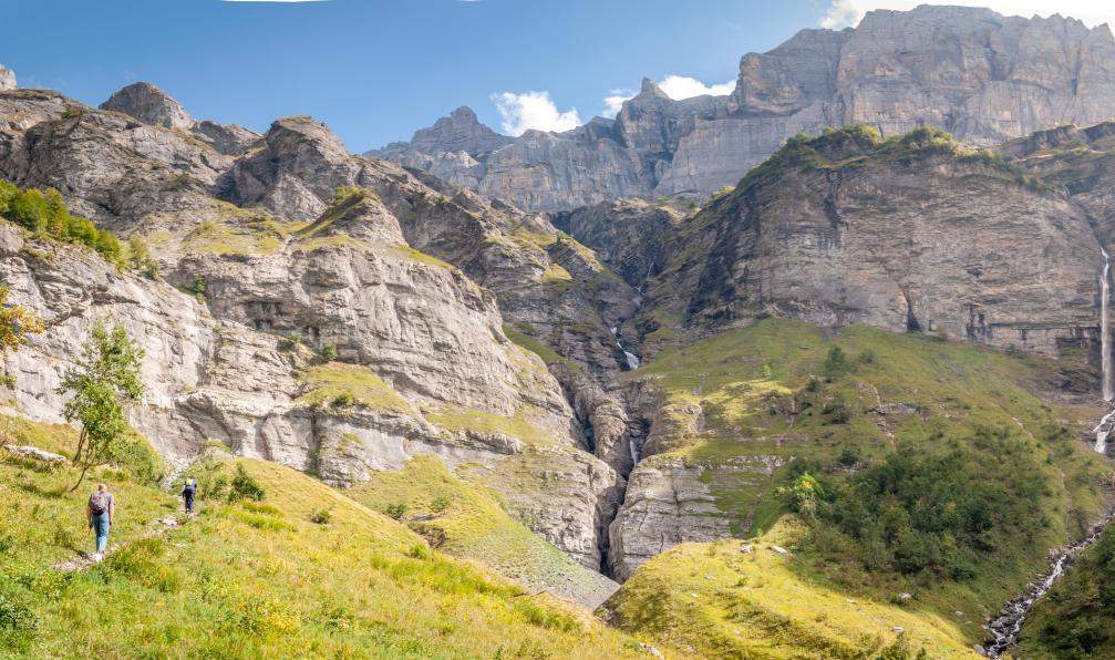 jasckal - Adobe stock - Randonneurs au Bout du Monde dans le Cirque de Sixt Fer à Cheval, Alpes, France - GTA : Du lac Léman à Chamonix - 5