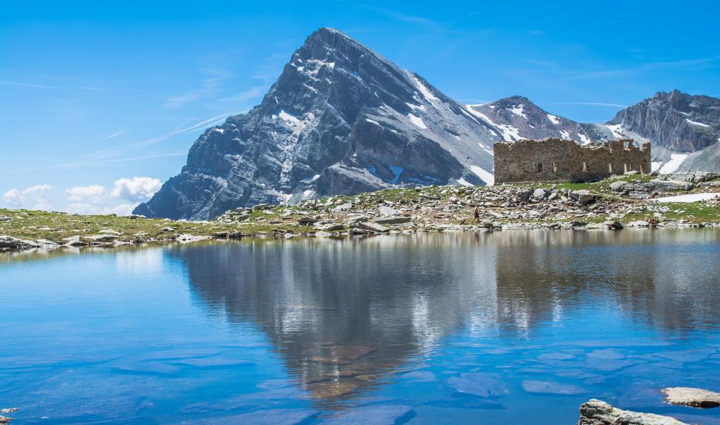Alessandrogiam - Adobe stock - Le lac des Camoscere au pied du Chersogno, Val Maira, Italie - Les sommets du Val Maira - 5
