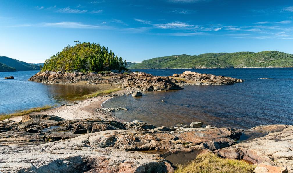 DESERT - Michel - Adobe Stock - Tombolo qui s'est formé sur le fjord du Saguenay au Canada. - Petits aventuriers en roadtrip au Québec - 2