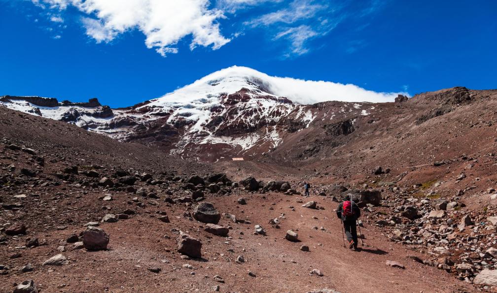 Ecuadorquerido - Adobe stock - Randonneurs qui montent au refuge, dont on aperçoit le toit, du volcan Chimborazo, Equateur - Ascension des géants d'Équateur (15 J) - 3