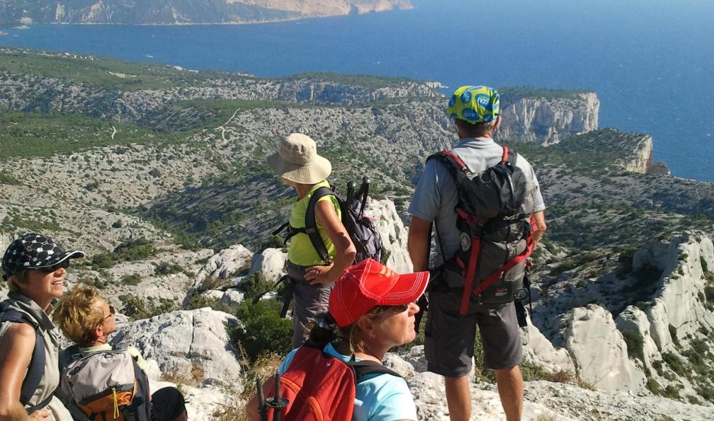 Destination Queyras -  Randonneurs au-dessus des calanques de Cassis, Provence. - Calanques de Cassis et Côte Bleue - 9
