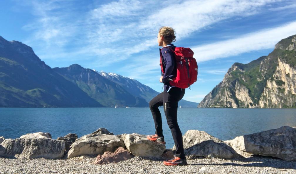 Eurohike - Randonneuse face au lac de Garde en Italie. - Du Lac de Garde à Venise - 1